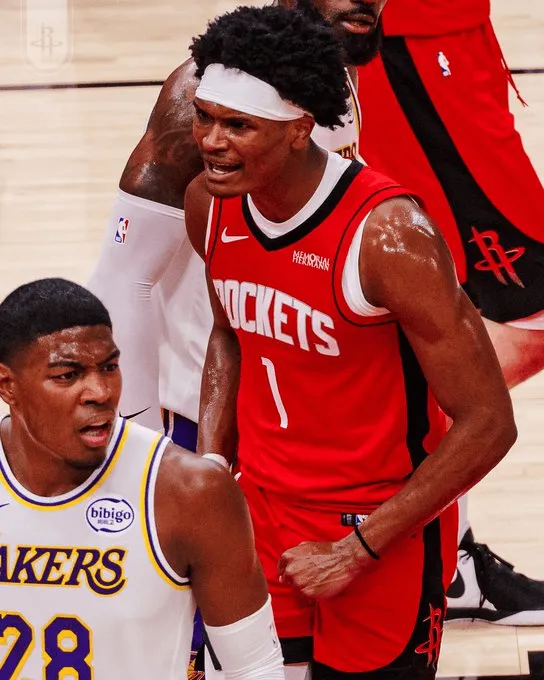 三节领先湖人25分！火箭官方晒阿门赛场照：继续战斗！